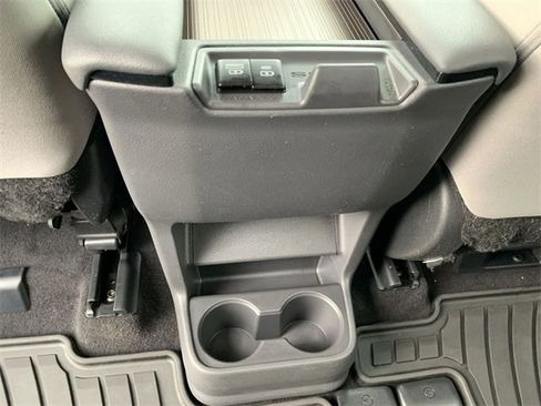 Used 2024 Toyota Sienna LE image 31