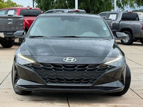 Used 2023 Hyundai Elantra SEL w/ Preferred Accessory Package FWD image 2