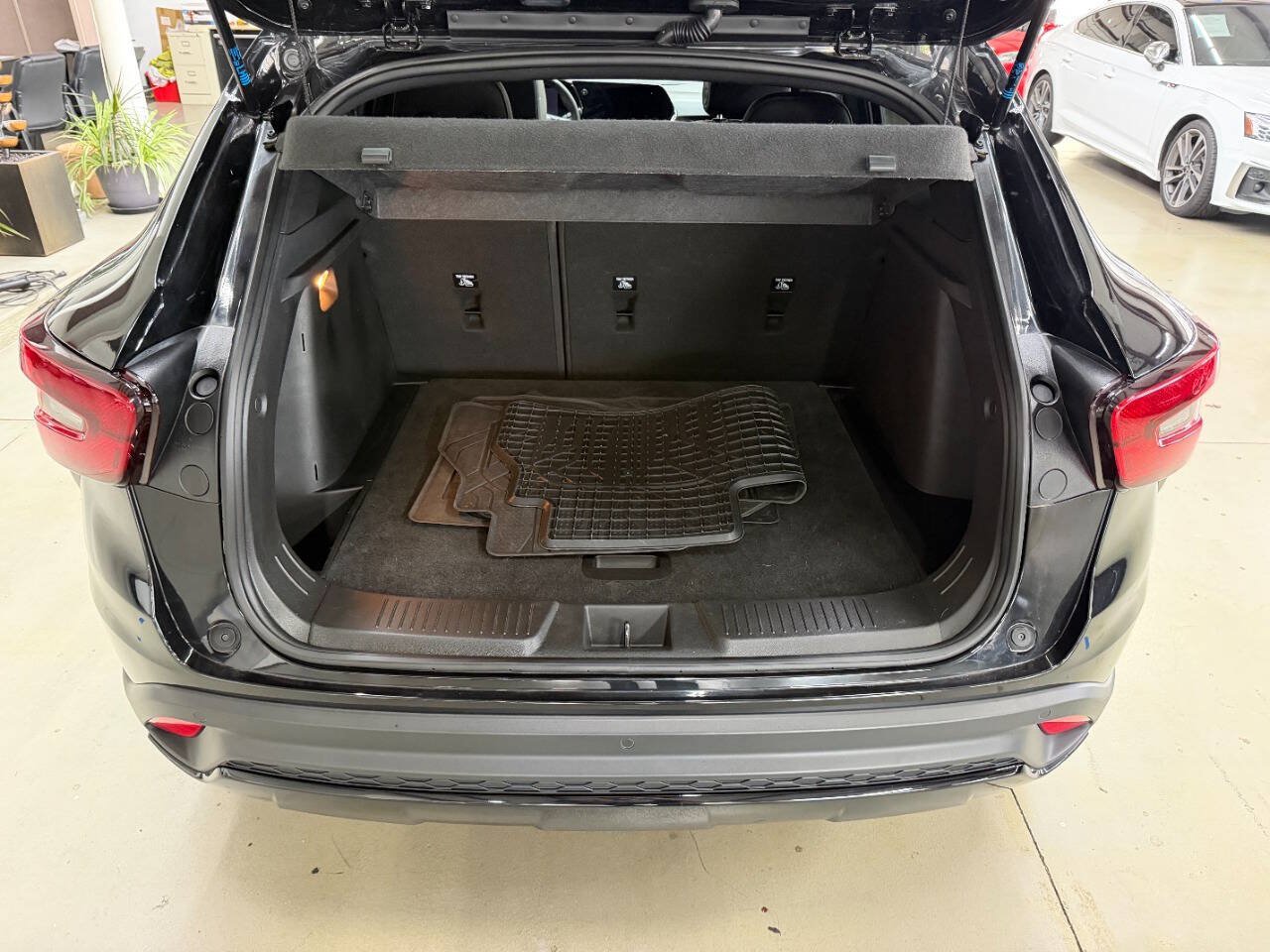 Used 2025 Chevrolet Trax RS w/ Sunroof Package FWD image 8