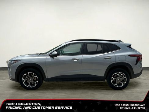Used 2025 Chevrolet Trax LT w/ LT Convenience Package FWD image 3