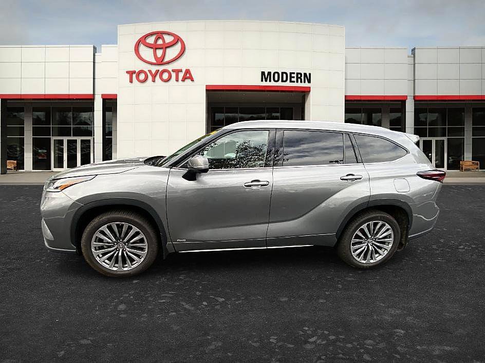 Used 2025 Toyota Highlander Limited AWD/4WD image 9