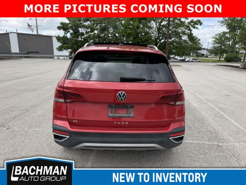 Used 2022 Volkswagen Taos SE w/ Panoramic Sunroof Package FWD image 3
