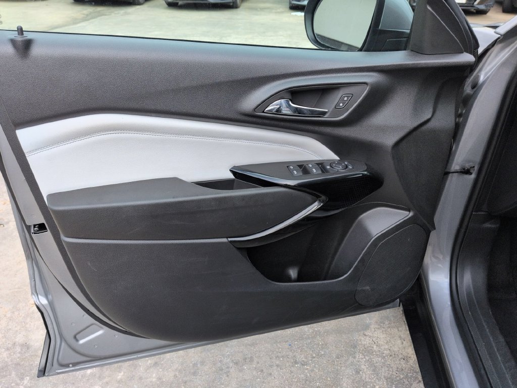 Used 2025 Chevrolet Trax LT w/ LT Convenience Package FWD image 11