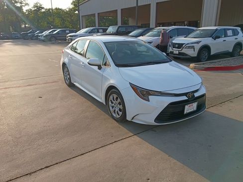 Used 2025 Toyota Corolla LE image 6