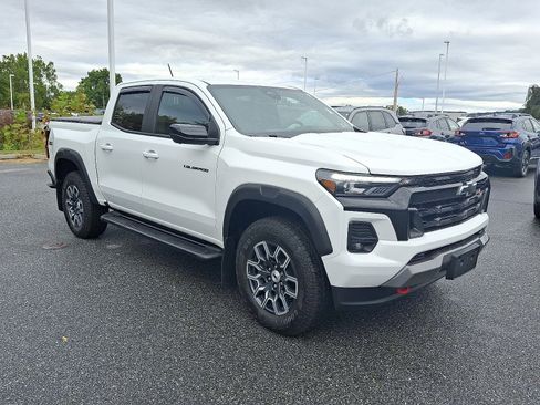Used 2024 Chevrolet Colorado Z71 w/ Z71 Convenience Package 2 image 3