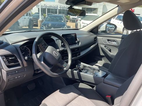 Used 2025 Nissan Rogue SV FWD image 10