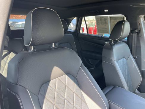 Certified 2025 Volkswagen Atlas Cross Sport SEL Premium R-Line AWD/4WD image 30