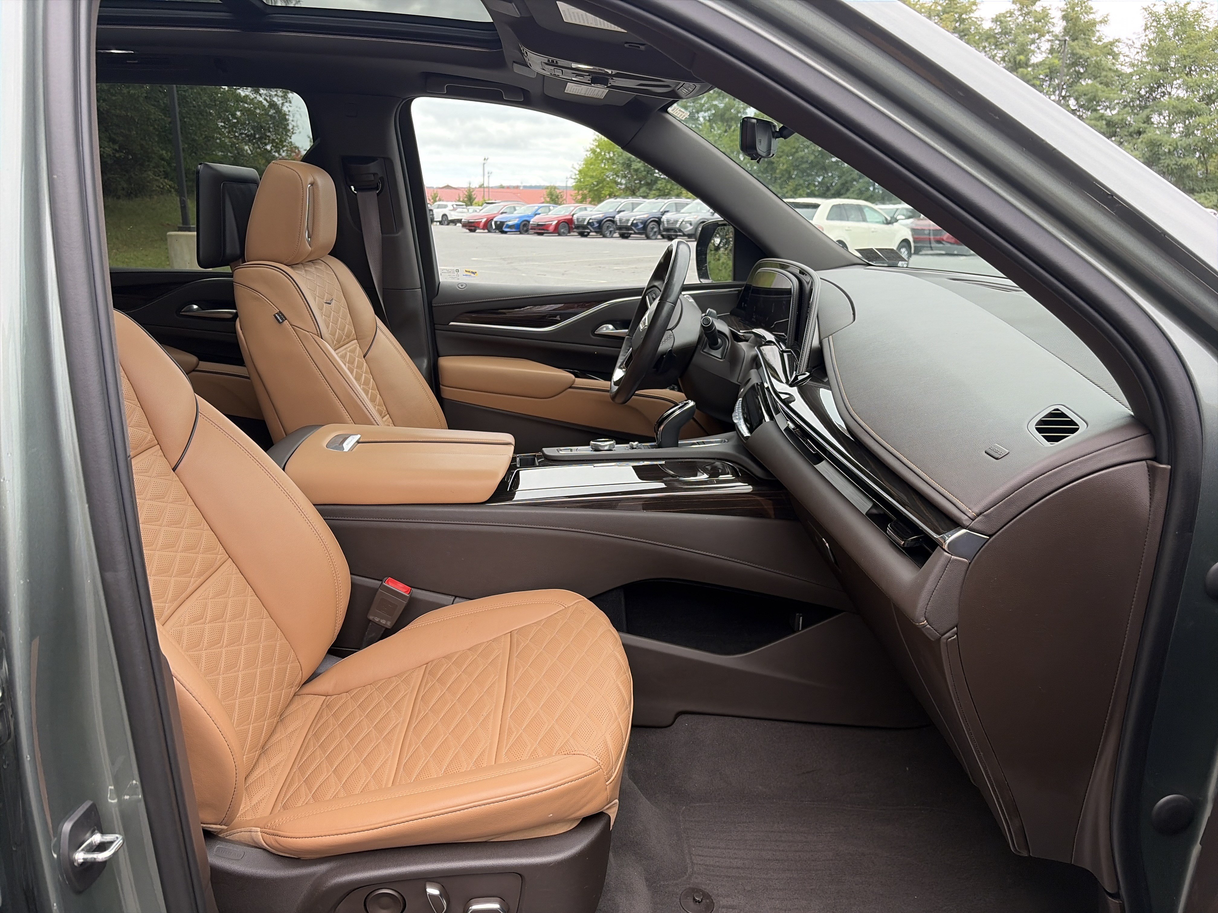 Used 2023 Cadillac Escalade ESV Premium Luxury w/ Performance Package AWD/4WD image 36