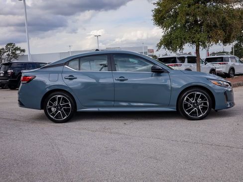 New 2025 Nissan Sentra SR w/ SR Premium Package FWD image 4