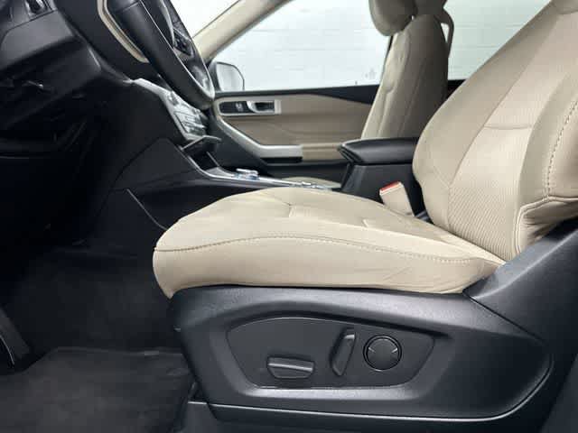 Used 2023 Ford Explorer XLT AWD/4WD image 26