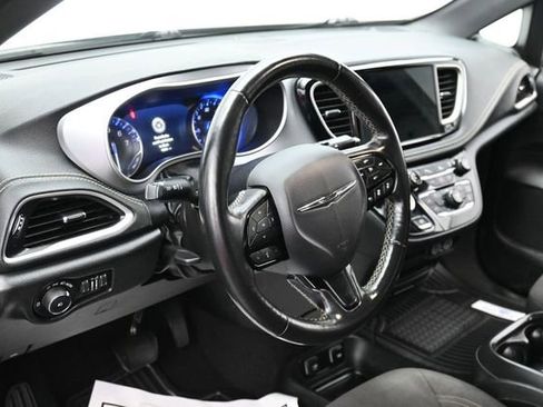 Used 2021 Chrysler Pacifica Touring w/ S Appearance Package FWD image 15