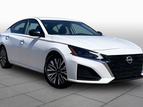 Used 2025 Nissan Altima 2.5 SV FWD image 3
