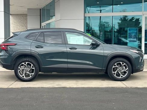 Used 2025 Chevrolet Trax LT FWD image 3