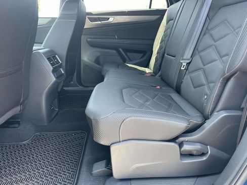 Certified 2025 Volkswagen Atlas Cross Sport SE FWD image 11
