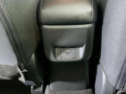 Used 2025 Nissan Versa SV FWD image 27