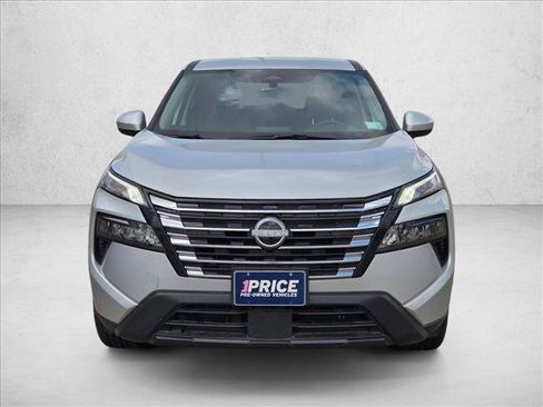 Used 2025 Nissan Rogue SV image 2