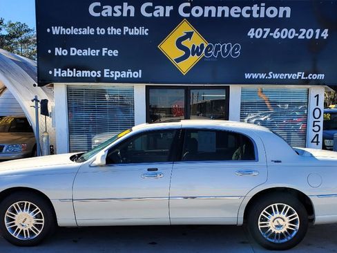 Used 2006 Lincoln Town Car Signature Limited image 9