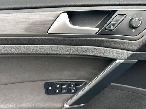 Used 2019 Volkswagen e-Golf SE image 8