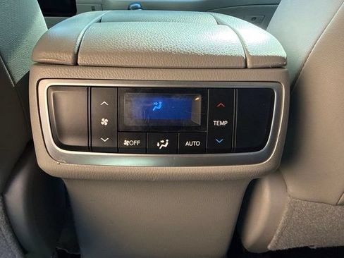 Used 2018 Toyota Highlander XLE AWD/4WD image 18