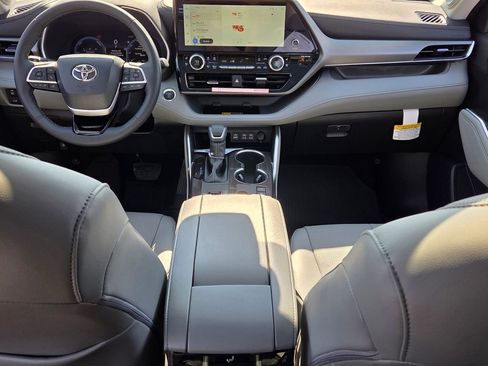 New 2026 Toyota Highlander Limited image 8