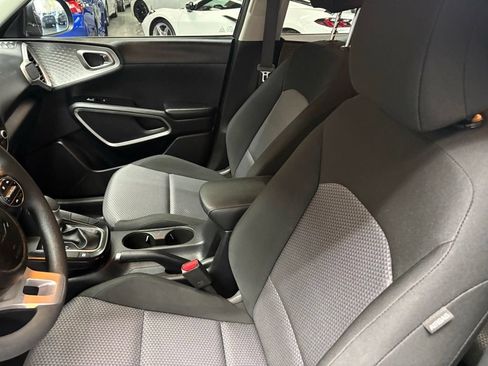 Used 2023 Kia Soul LX w/ LX Technology Package FWD image 18