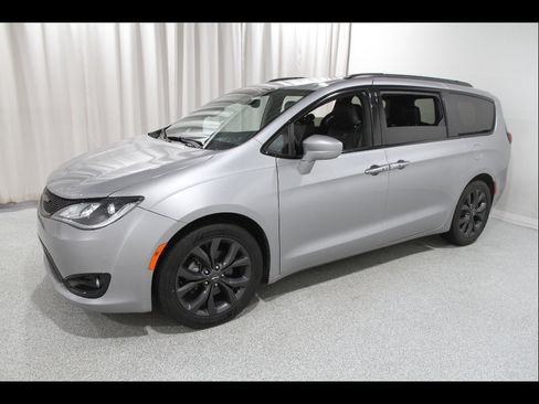 Used 2020 Chrysler Pacifica Touring-L w/ S Appearance Package FWD image 3