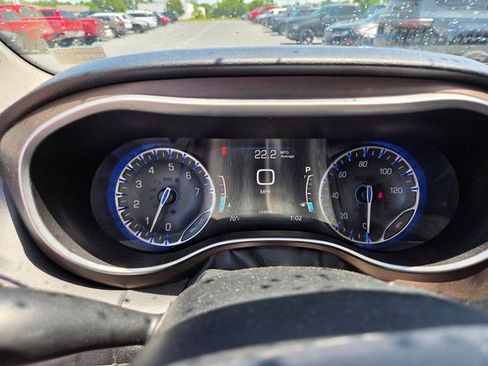 Used 2017 Chrysler Pacifica Touring-L Plus FWD image 4