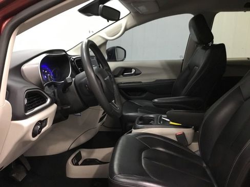 Used 2023 Chrysler Pacifica Touring-L image 5