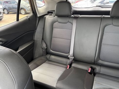 Used 2025 Chevrolet Trax LT FWD image 38