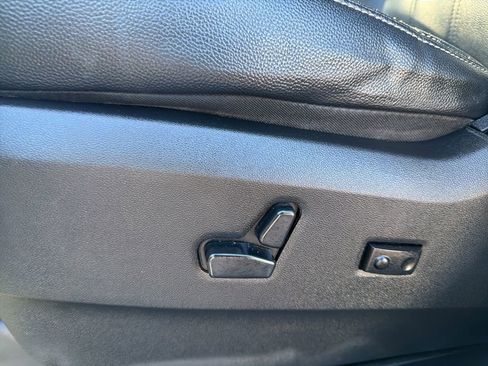 Used 2015 Chrysler Town & Country Touring image 14