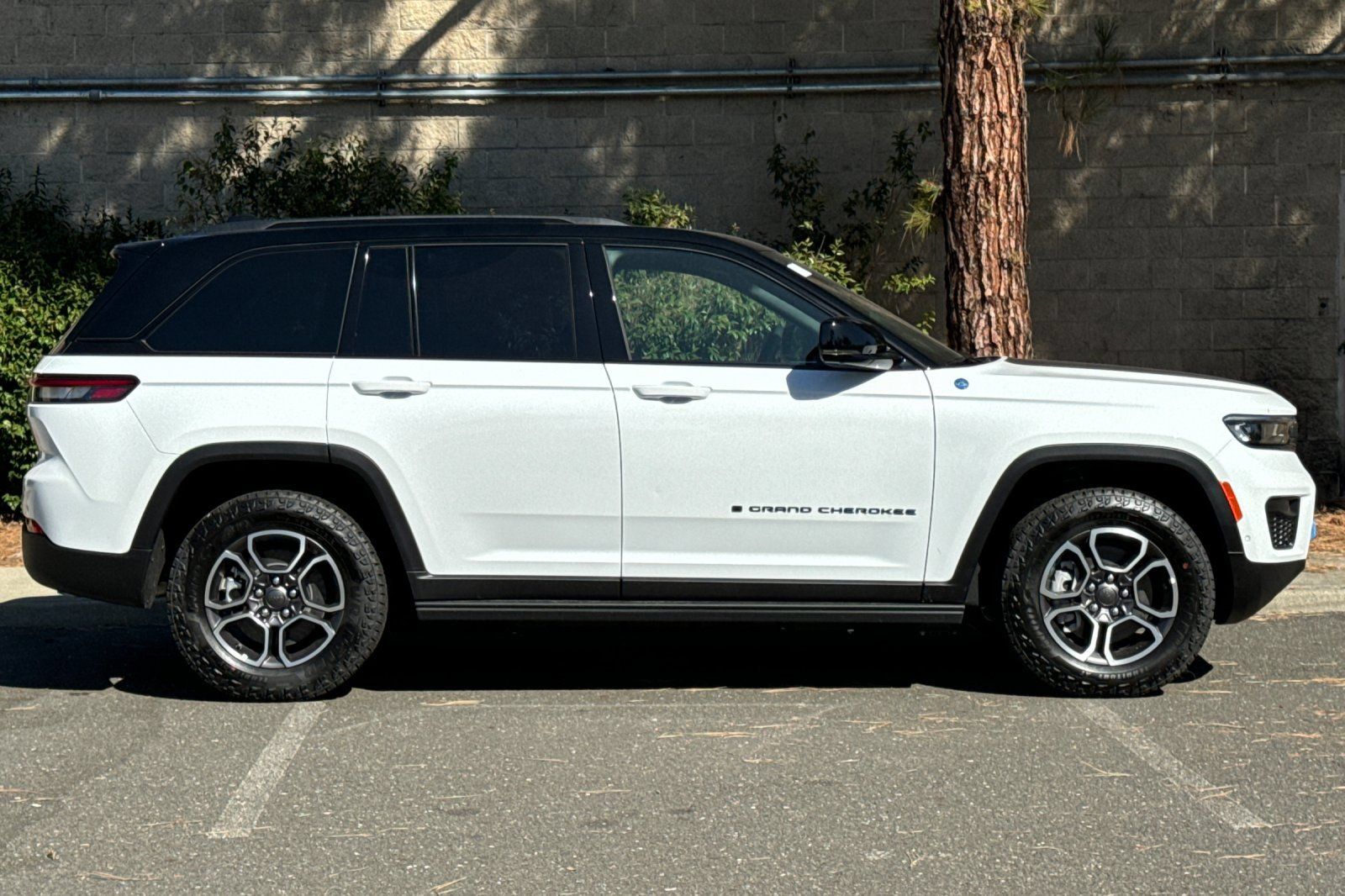 New 2023 Jeep Grand Cherokee Trailhawk w/ Advanced Protech Group II AWD/4WD image 2