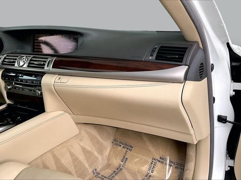 Used 2013 Lexus LS 460 w/ Comfort Pkg RWD image 16