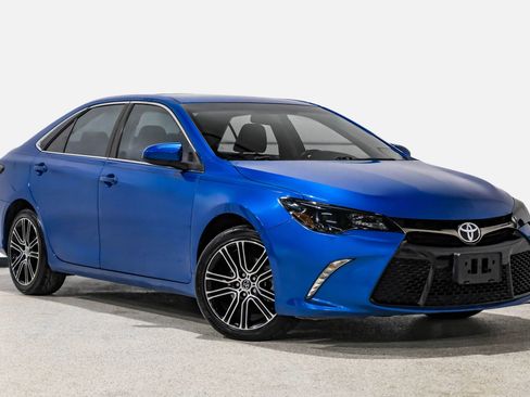Used 2016 Toyota Camry SE image 4