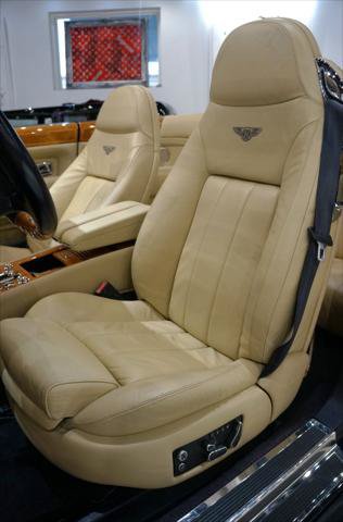 Used 2007 Bentley Azure RWD image 13