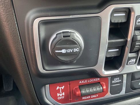 Used 2025 Jeep Wrangler Willys AWD/4WD image 32