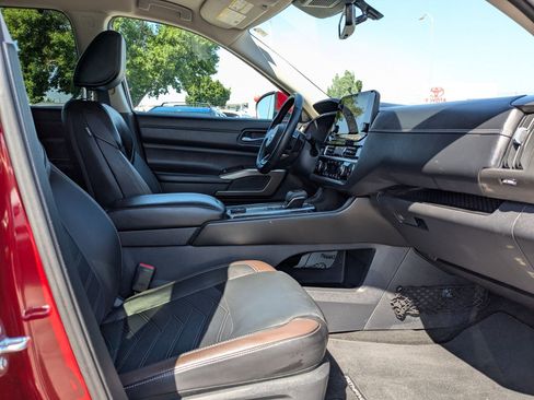 Used 2024 Nissan Pathfinder Platinum w/ Cargo Package image 33