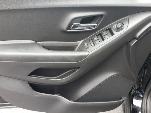 Used 2021 Chevrolet Trax LT w/ LT Convenience Package AWD/4WD image 11