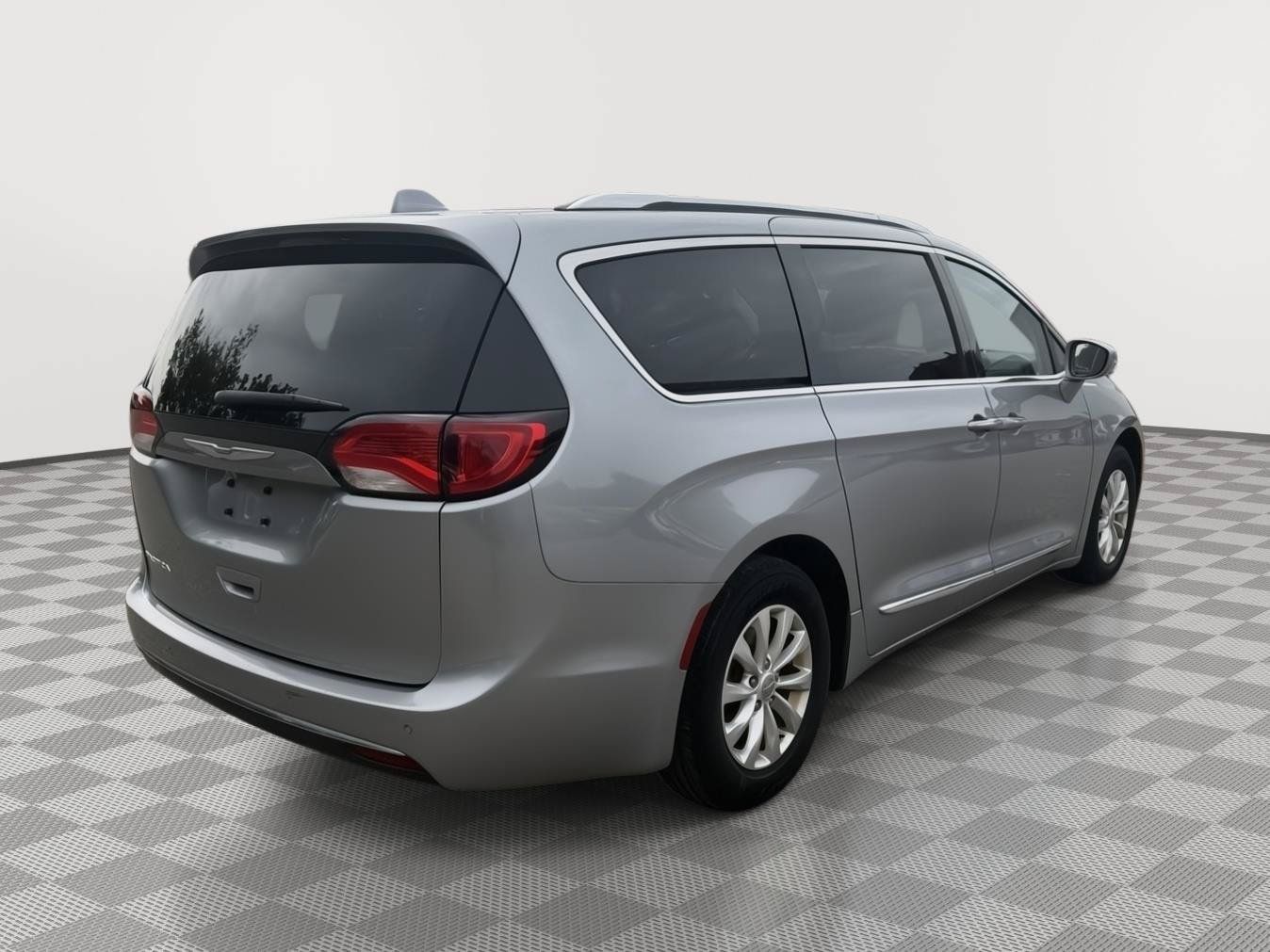 Used 2018 Chrysler Pacifica Touring-L Plus FWD image 3