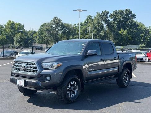 Used 2017 Toyota Tacoma TRD Off-Road w/ Tow Package (A/T) AWD/4WD image 9