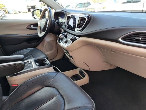 Used 2020 Chrysler Pacifica Limited FWD image 9