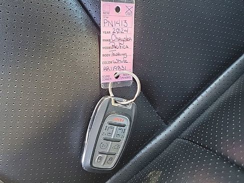 Used 2024 Chrysler Pacifica Touring-L FWD image 20