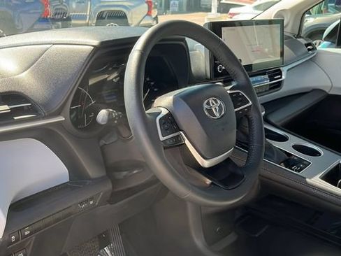 Used 2025 Toyota Sienna XLE FWD image 17