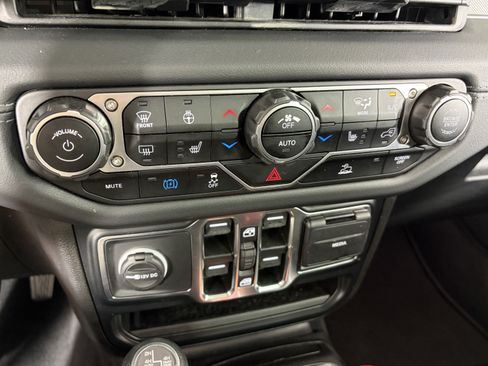 Used 2024 Jeep Wrangler Unlimited Sahara AWD/4WD image 22