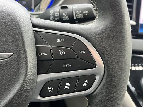Used 2023 Chrysler Pacifica Touring-L image 25