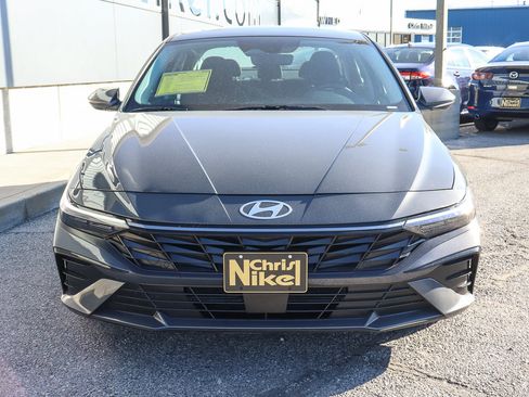 Used 2025 Hyundai Elantra SEL image 2