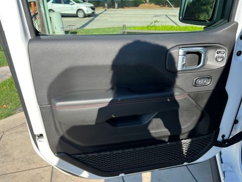 Used 2024 Jeep Gladiator Rubicon w/ Convenience Group AWD/4WD image 16