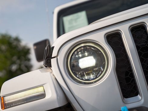 Used 2023 Jeep Wrangler Unlimited Sahara w/ Cold Weather Group AWD/4WD image 10