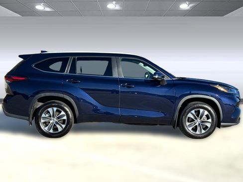 Used 2024 Toyota Highlander XLE image 7