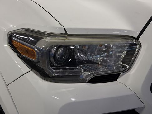 Used 2020 Toyota Tacoma TRD Sport AWD/4WD image 13