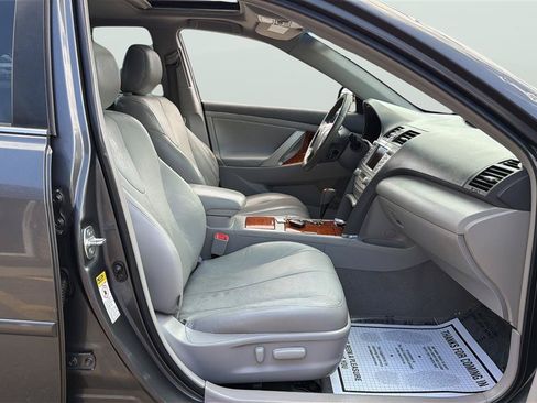 Used 2011 Toyota Camry XLE w/ SE/XLE Extra-Value Pkg FWD image 13